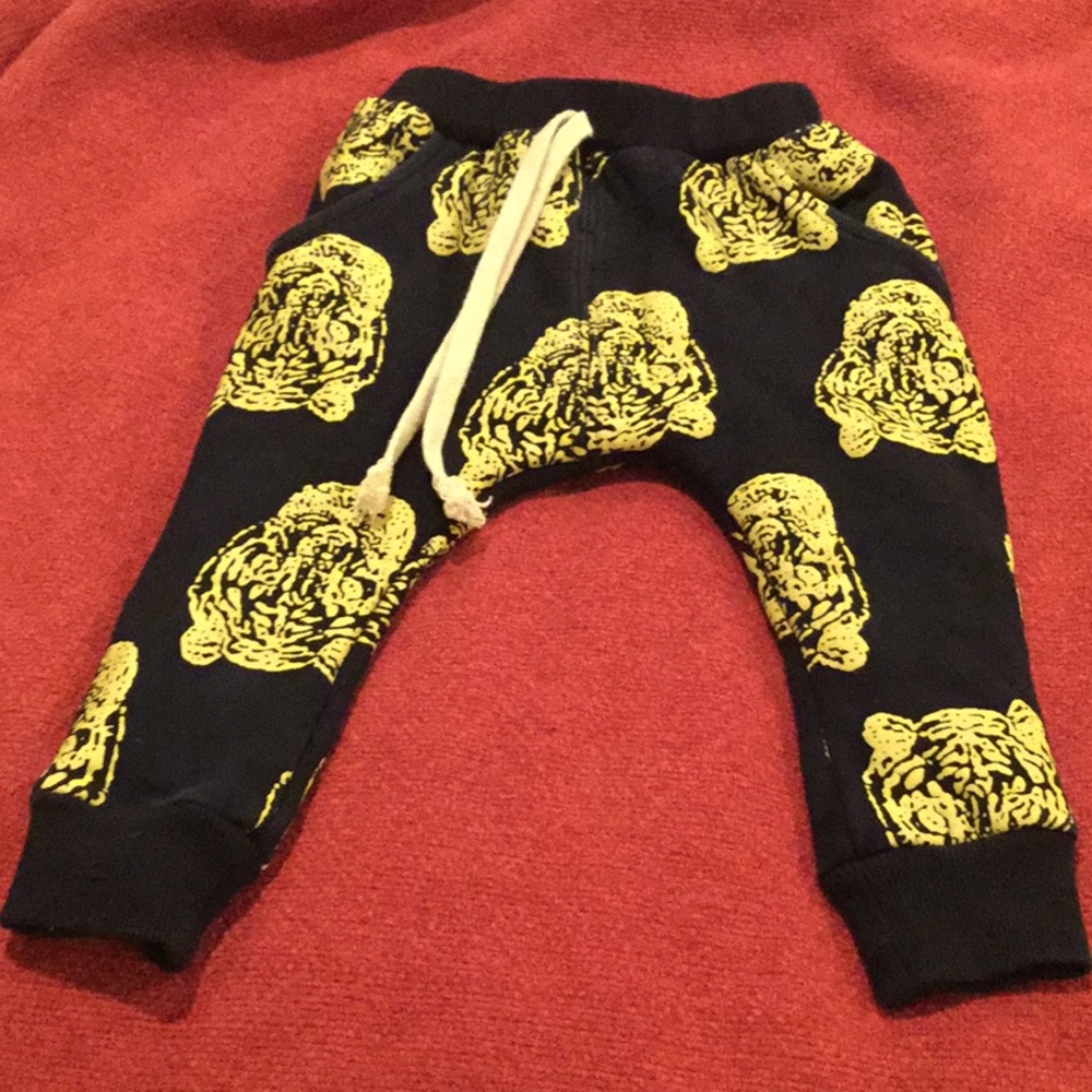 Toddler black sweats with yellow tigers.. 9-12m